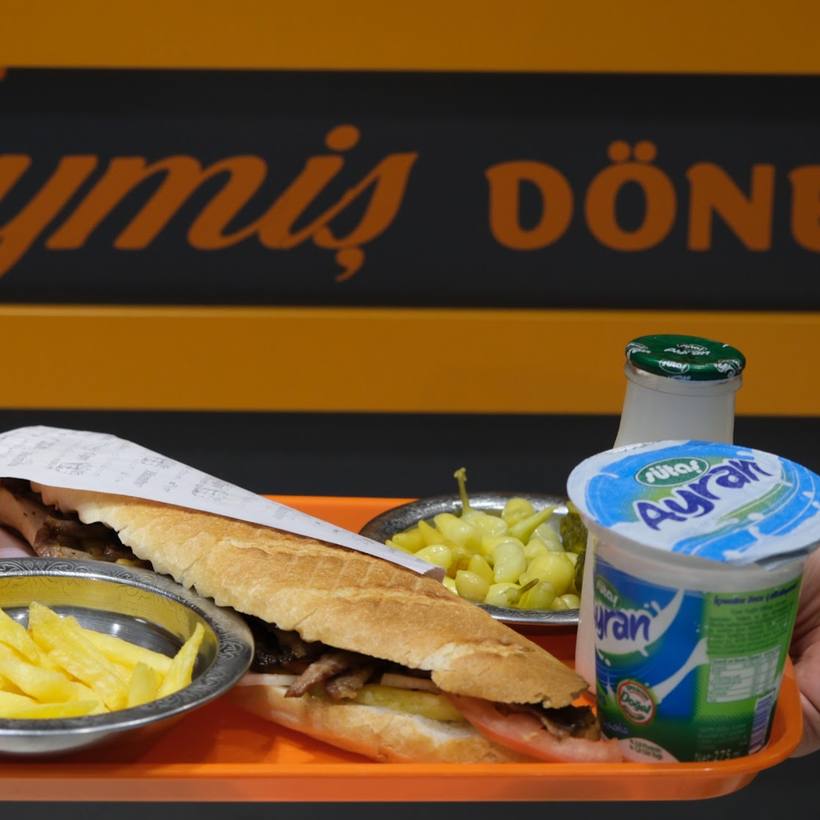Baget ekmek arası et döner, patates kızartması, turşu ve ayran