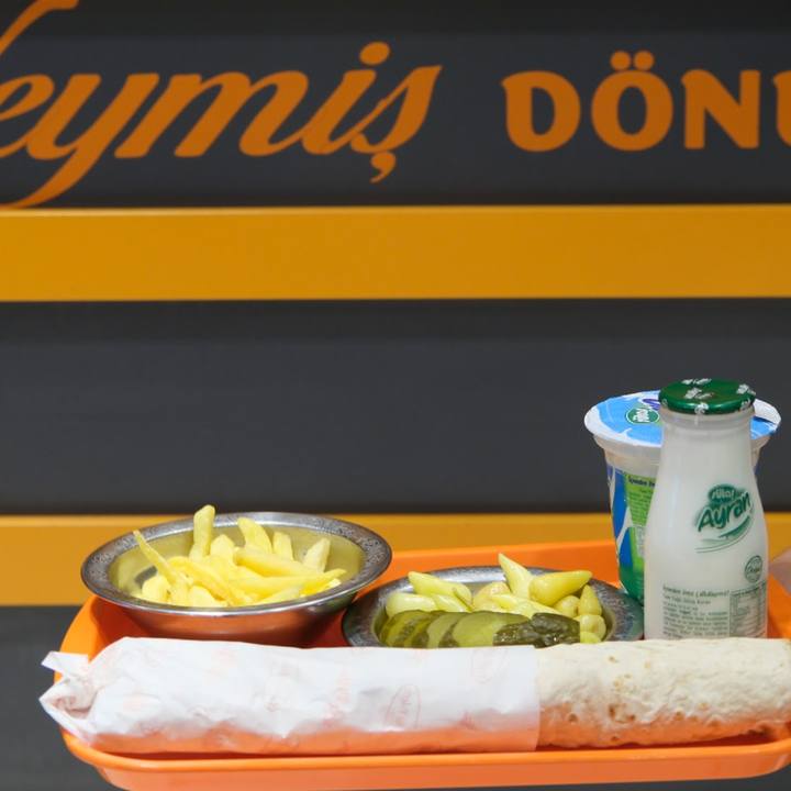 Tepside dürüm döner, patates kızartması, turşu ve ayran
