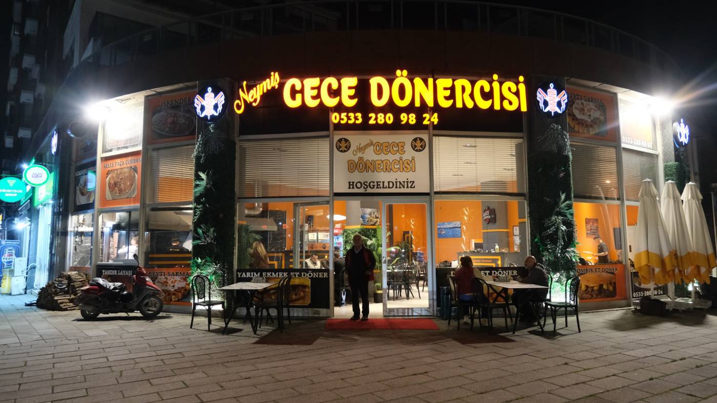 Neymiş Gece Dönercisi'nin gece ışıklı dükkân önü