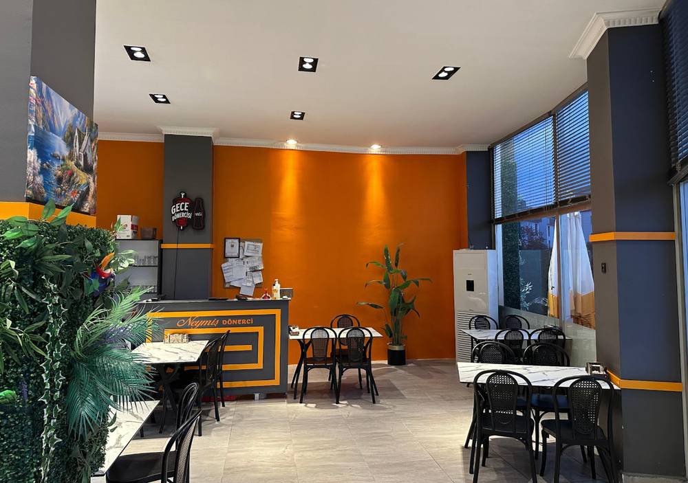 Turuncu duvarlı salon ve masalar
